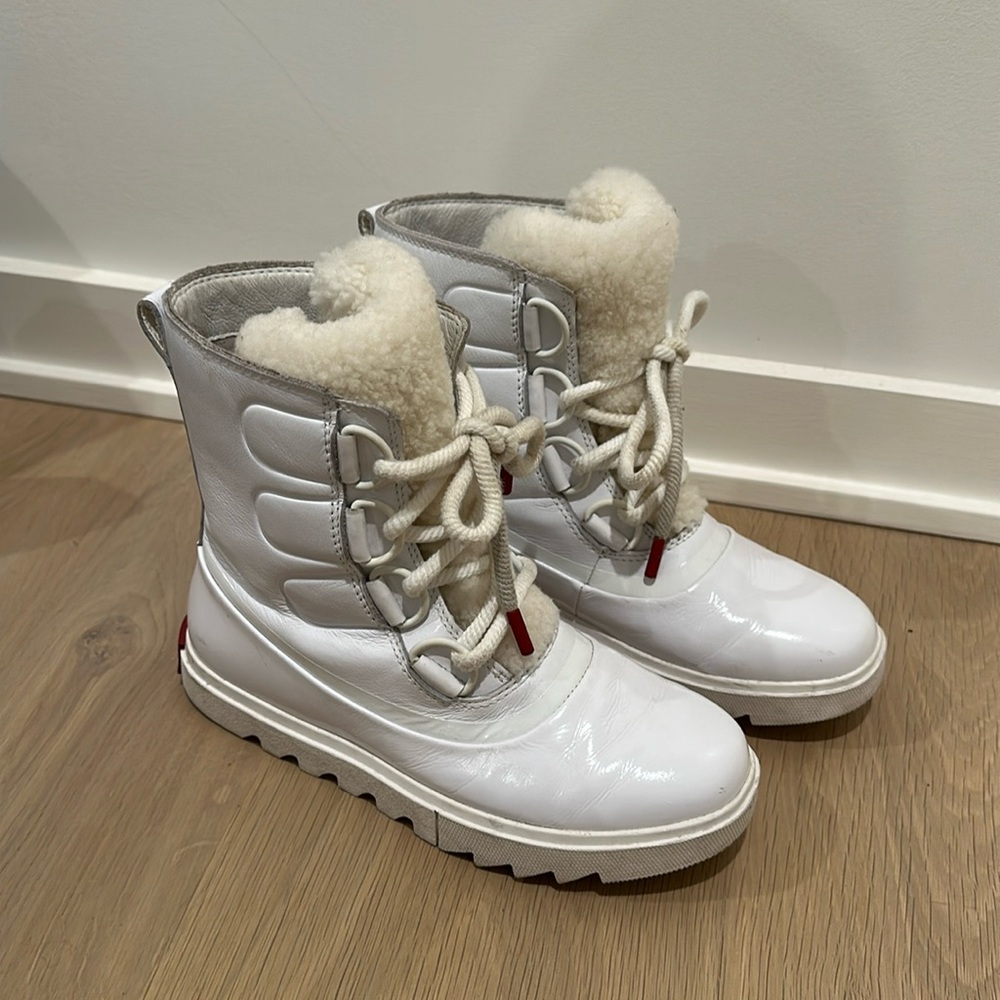 Women’s white SOREL boots